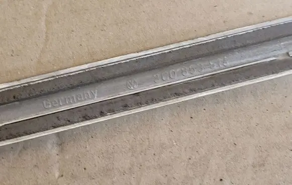 Volkswagen PASSAT B6 Front door trim (molding) 3C0853516A