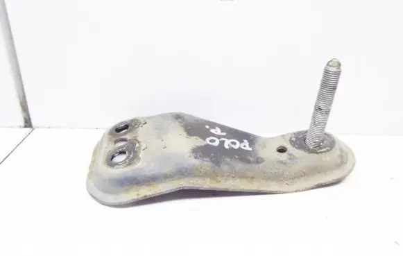 Volkswagen Polo IV 9N3 Engine mount bracket 6Q0199518A
