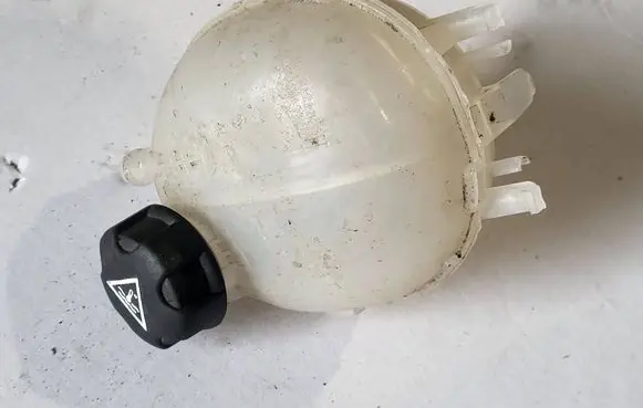 Peugeot 208 II Coolant expansion tank/reservoir 9824198680 9824316180