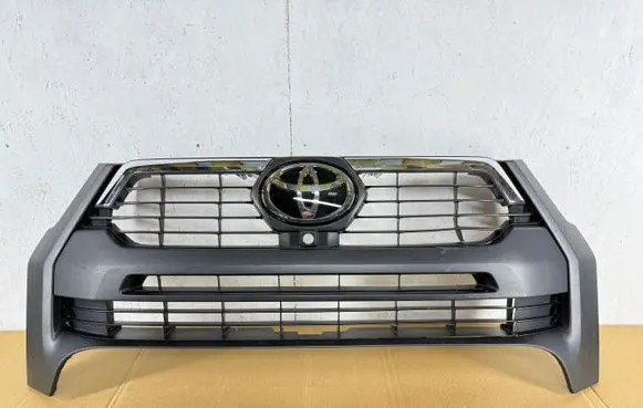 Toyota Hilux VIII Front bumper upper radiator grill 53111YP440