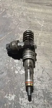 Volkswagen Golf V Fuel injector 0414720215