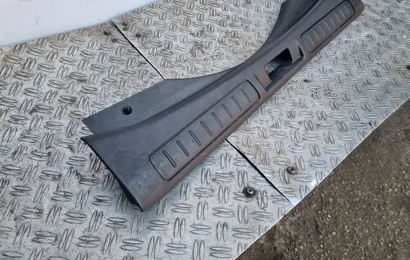 Trunk/boot sill cover protection