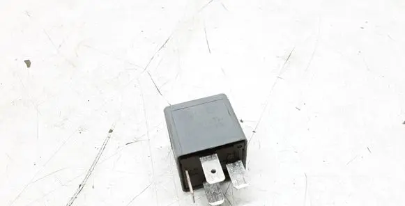 Volkswagen PASSAT B5.5 Other relay 8D0951253A
