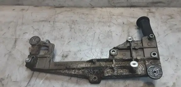 Volkswagen Touran I Engine mounting bracket 03G131159