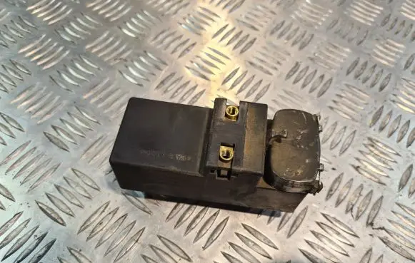 Volkswagen PASSAT B4 Fan control module 357919506A