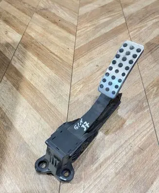 Mercedes-Benz R W251 Accelerator throttle pedal A1643000104
