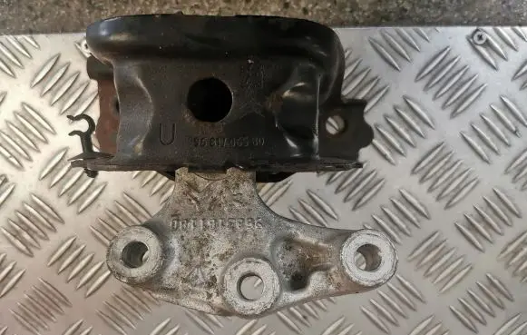 Citroen DS3 Engine mount bracket 9683181180