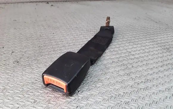 Ford Maverick Middle seatbelt buckle (rear) 