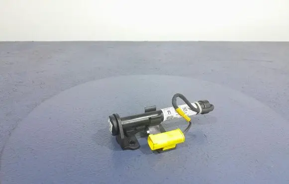 Engine bonnet/hood hinges