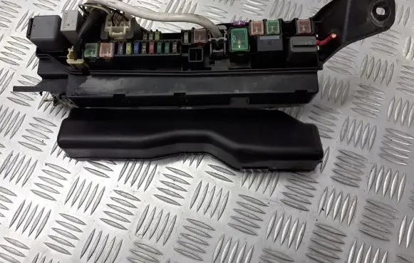 Toyota Avensis T250 Fuse box cover BRAK