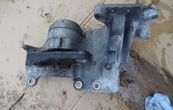 Engine mount vacuum valve