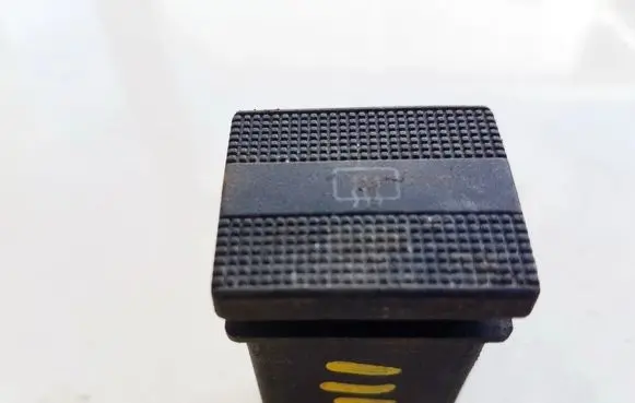 Volkswagen Golf III Windscreen/window heater switch 1H0959621B