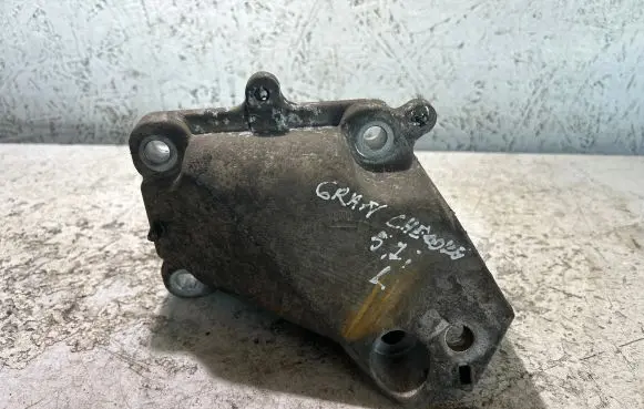 Jeep Grand Cherokee Engine mounting bracket