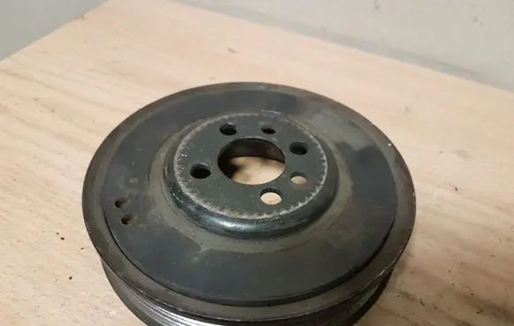 Volkswagen PASSAT B6 Crankshaft pulley 06A105243E