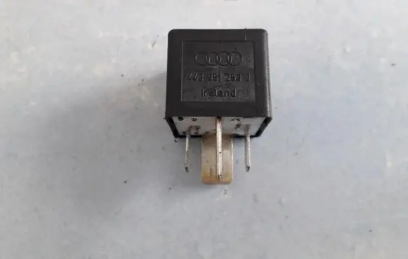 Volkswagen PASSAT B5 Other relay 443951253j