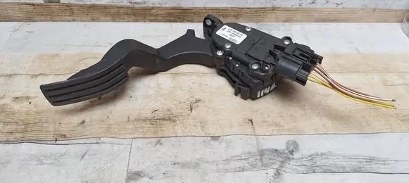 Accelerator throttle pedal