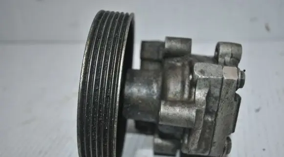 Peugeot 207 CC Power steering pump 9637000880