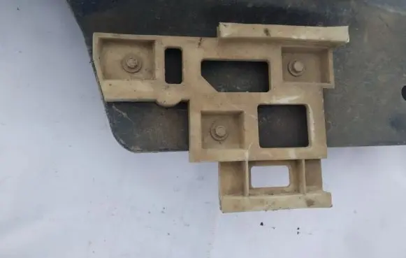 Front bumper mounting bracket