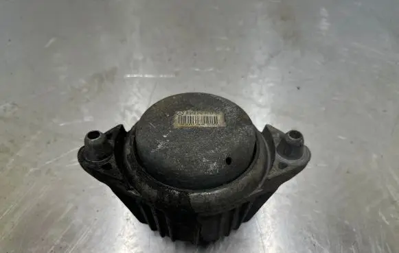 Mercedes-Benz C W204 Engine mount bracket A2122404117 3618651