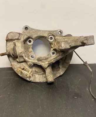 Front wheel hub spindle knuckle