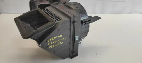 KIA Carnival Interior heater climate box assembly 04D20
