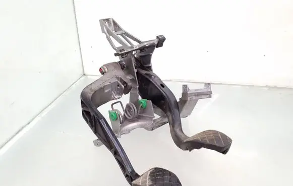 Volkswagen PASSAT B5 Pedal assembly 8D1721117D 8D1721316F 8D1721140D