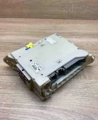 Lexus GS 300 400 430 Fuse module 8273030631 705050181