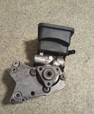 BMW 5 E39 Power steering pump 2247556 3242