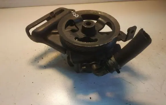 Toyota Avensis T250 Power steering pump U09