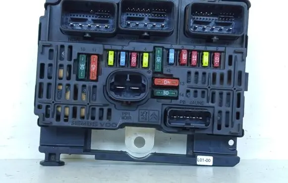 Peugeot 407 Fuse module 9656086080 S118983001J 156356444