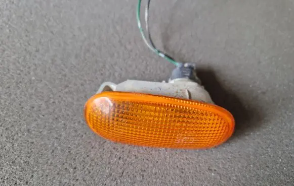 Mitsubishi L200 Front fender indicator light