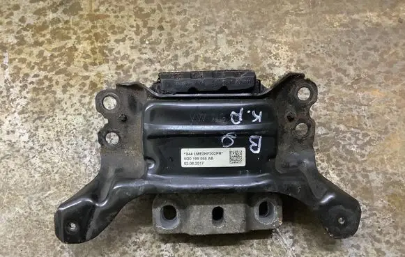 Engine mount bracket