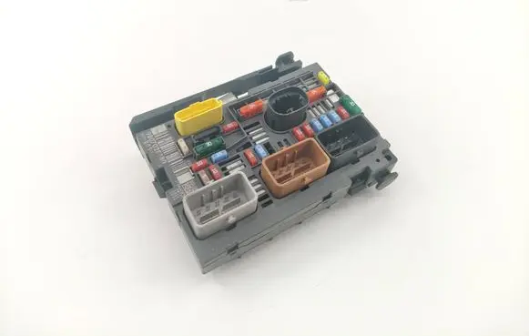 Citroen Berlingo Fuse module 9807028880