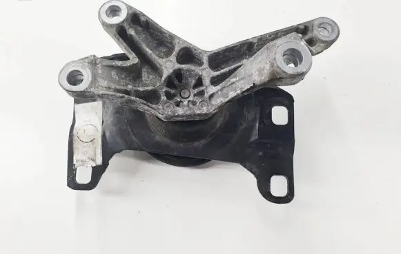 Engine mount vacuum valve