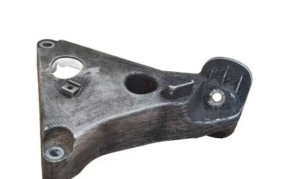 BMW 5 E60 E61 Engine mounting bracket 6777053 13807410 ENAC46000
