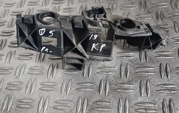 Front bumper mounting bracket