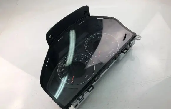 Volvo V70 Speedometer (instrument cluster) 31270899AA
