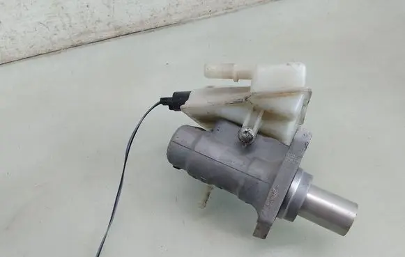 Master brake cylinder