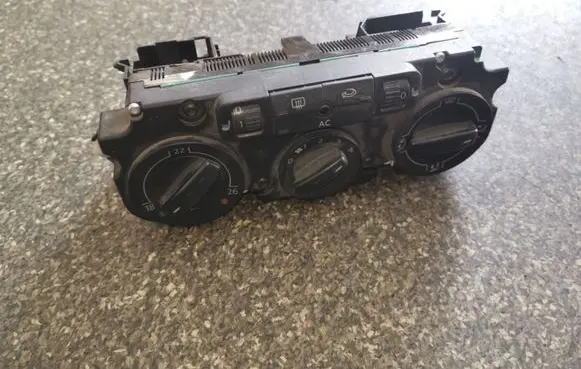 Volkswagen Touran I Climate control unit
