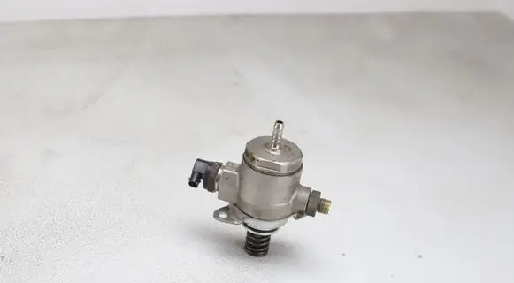 Audi A4 S4 B8 8K Fuel injection high pressure pump 06J127025E 06J025E HFS034135