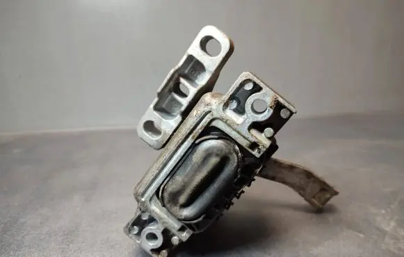 Engine mount bracket