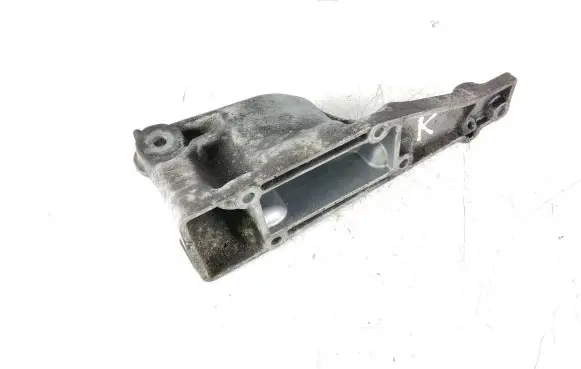 Engine mounting bracket