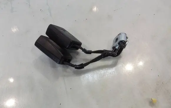 Volkswagen Cross Polo Middle seatbelt buckle (rear) 