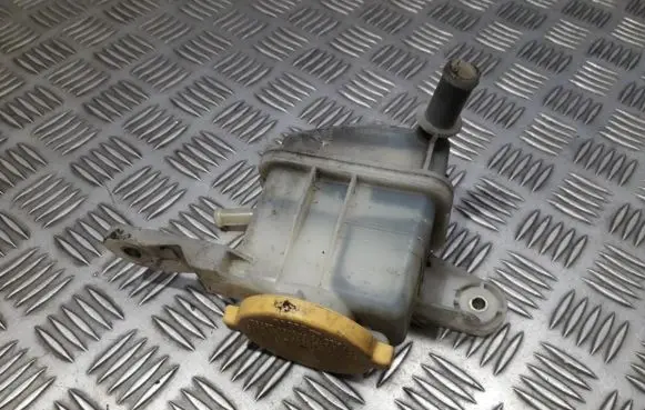 Subaru Legacy Brake fluid reservoir 