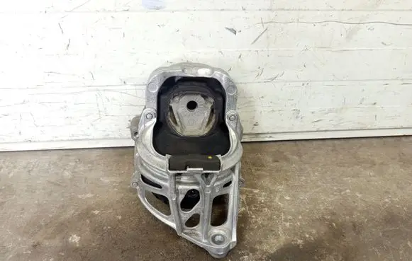 Engine mount bracket
