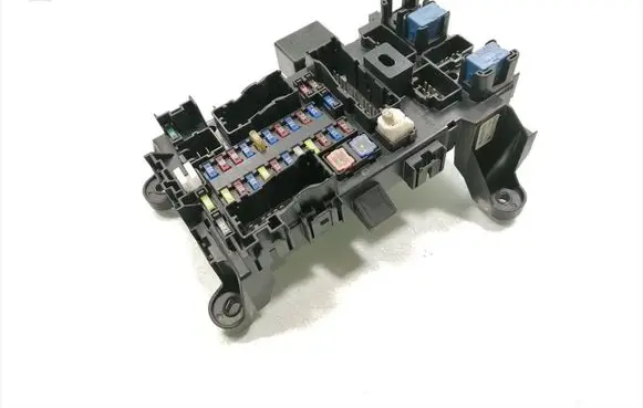 Suzuki Grand Vitara II Fuse module 38610-84F21