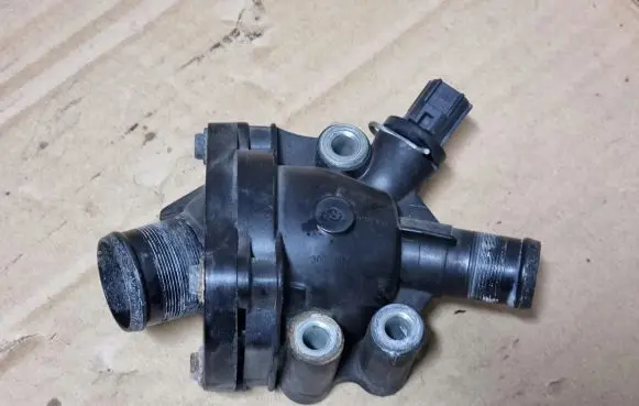 Thermostat/thermostat housing
