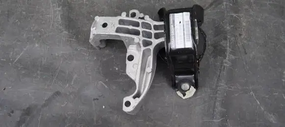 Engine mount bracket