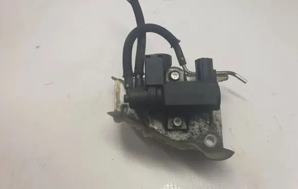Toyota Previa (XR30, XR40) II Engine mount vacuum valve 70051307