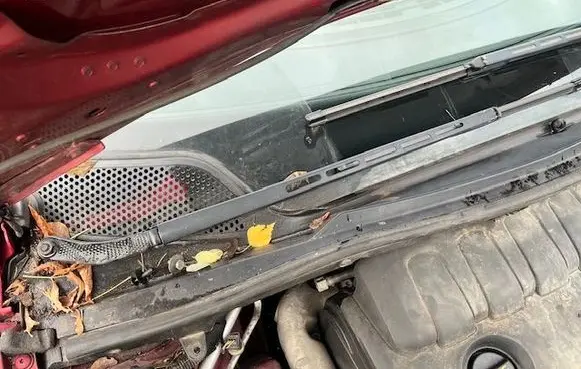 Front wiper blade arm
